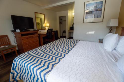 TV a/nebo společenská místnost v ubytování Hotel Inn Pendleton I-84