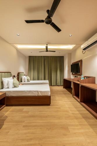 a bedroom with a bed and a ceiling fan at Hotel Highway King Neemrana in Neemrana
