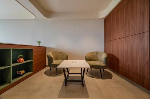 a dining room with a table and chairs at Hotel Highway King Neemrana in Neemrana