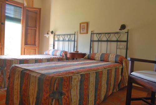 a bedroom with two beds and a window at Ecoagroturismo Las Nieves in Murcia