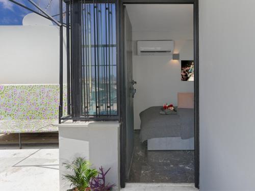 Cozy Refurbished Loft overlooking Athens