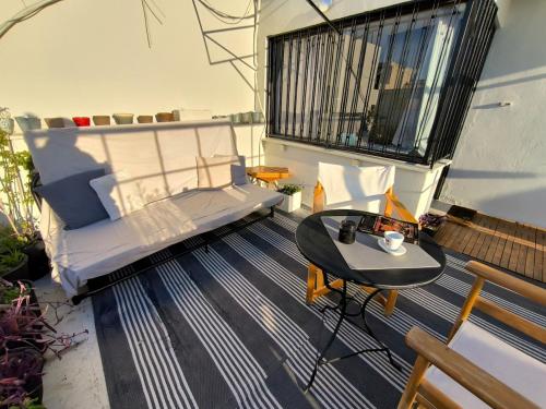 Cozy Refurbished Loft overlooking Athens
