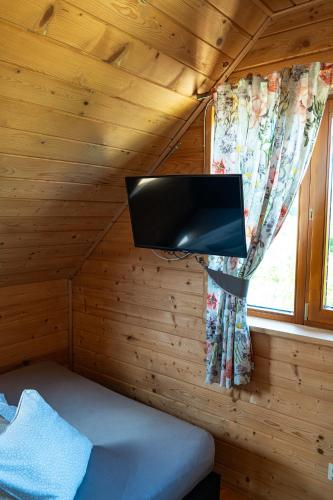 Una televisión o centro de entretenimiento en Domek Pod Limbami II