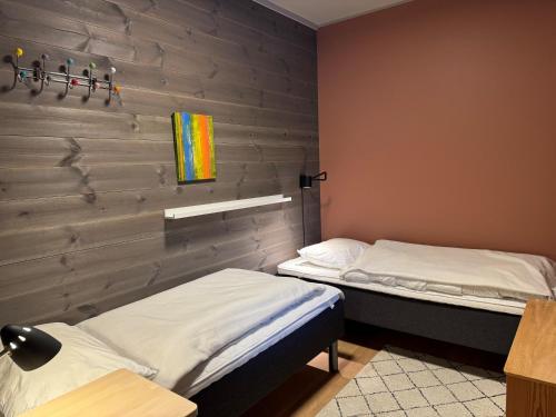 two beds in a room with a brick wall at Riddertunets atmosfære in Beitostøl