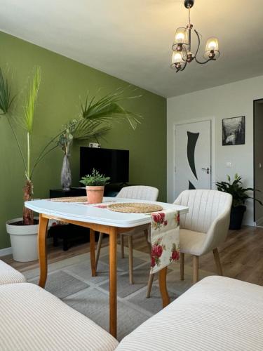 una sala de estar con una mesa y sillas en The Master and Margarita Centre, en Burgas