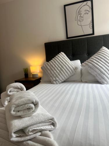 una camera da letto con un letto con asciugamani sopra di Icon York Apartment a York