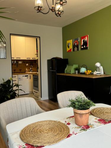 una cocina y comedor con una mesa con una mesa sidx sidx sidx en The Master and Margarita Centre, en Burgas