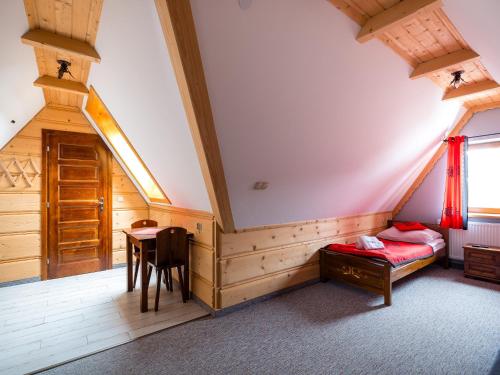 a room with a bed and a table and a window at U Kasi in Male Ciche
