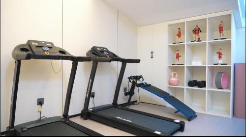 Fitness centrum a/nebo fitness zařízení v ubytování 云泊夜酒店浦东机场店Yunboye Hotel Shanghai Pudong Airport Branch