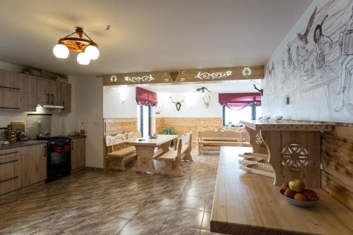 Kuchyň nebo kuchyňský kout v ubytování U Gawlaka - Noclegi z Jacuzzi i widokiem na Tatry