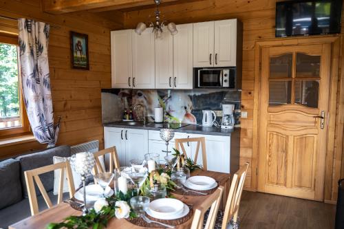 Kuchyňa alebo kuchynka v ubytovaní DOMEK POD LIMBAMI III