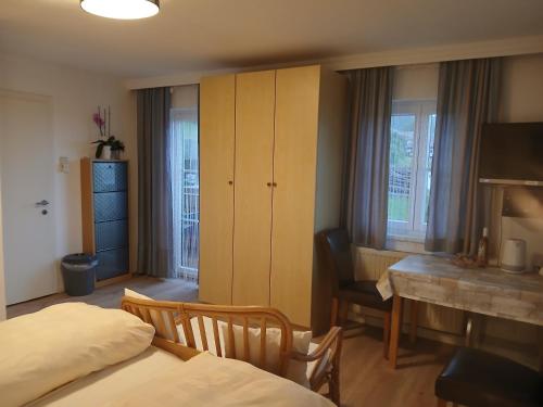 Una cama o camas en una habitación de Dirnbergerhof
