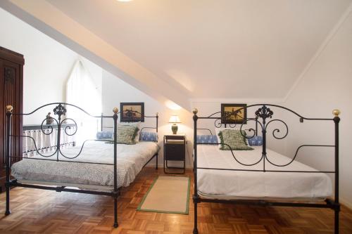 a bedroom with two twin beds and a window at Apartamento Vista Baia in São Martinho do Porto