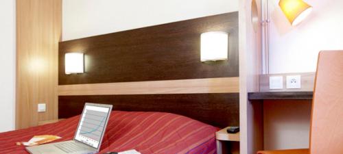 Cama o camas de una habitación en Premiere Classe Montpellier Sud Lattes