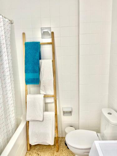 Bright, central, close to the sea, parking and WiFi