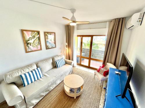 Bright, central, close to the sea, parking and WiFi