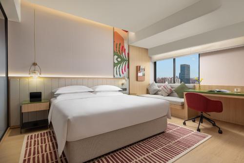 Atwell Suites Shanghai Wuning by IHGにあるベッド