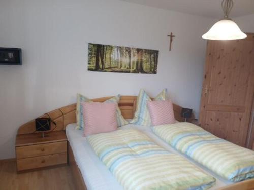 Una cama o camas en una habitación de Dirnbergerhof
