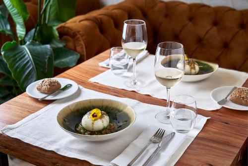 Makanan di atau berdekatan hotel