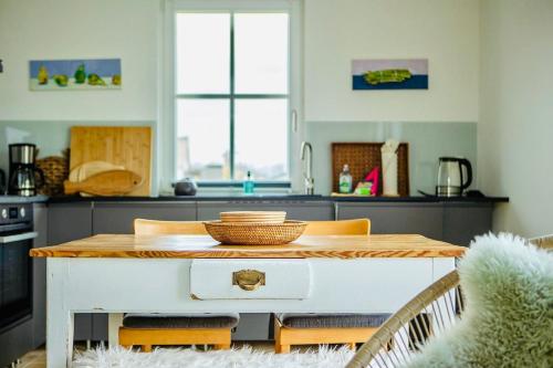 a kitchen with a table with a bowl on it at Reethaus "Buntspecht" in Zierow