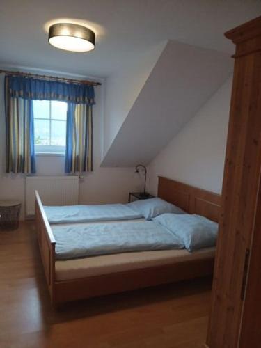 Una cama o camas en una habitación de Dirnbergerhof