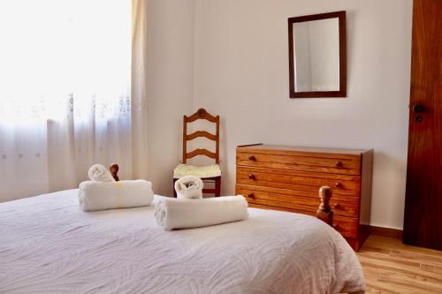 una camera da letto con un letto con asciugamani sopra di Casa do Afonso a Sagres