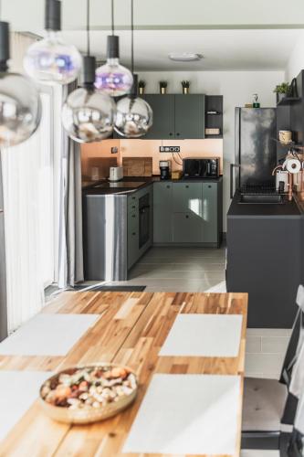 Una cocina con una pizza en una mesa de madera. en Borovilla, en Kismaros