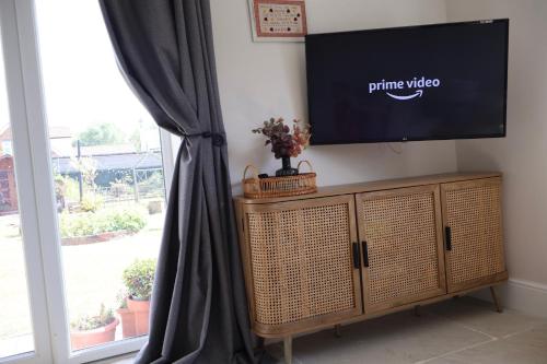 TV a/nebo společenská místnost v ubytování The Old Nurseries Luxury Guest Suite