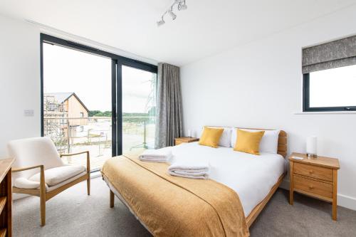 ein Schlafzimmer mit einem Bett und einem großen Fenster in der Unterkunft Songbird SV30 Silverlake Dorset in Warmwell