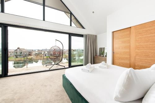 En eller flere senge i et værelse på Lakeview Lodge BR09 Silverlake Dorset