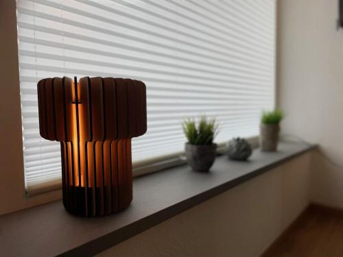 a window sill with a row of brown candles on it at stilvolles Ferienhaus mit Garten im Ortskern von Olsberg in Olsberg