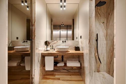 Bilik mandi di The Log Porto Hotel by Piamonte Hotels