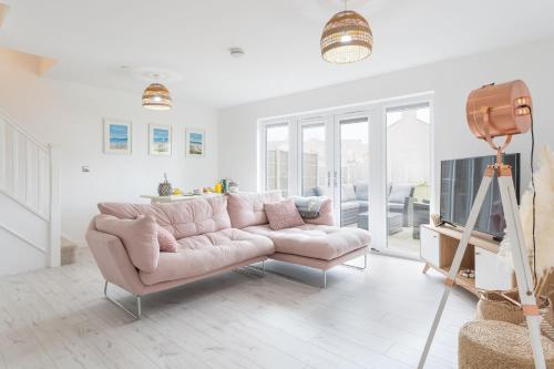 a living room with a couch and a tv at 5 Parc Delfryn in Benllech