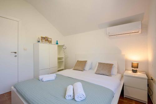Penthouse apartment with panoramic oceanviewにあるベッド