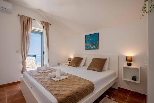 KrimoviceにあるPenthouse apartment with panoramic oceanviewの窓のある大きなベッドのある寝室