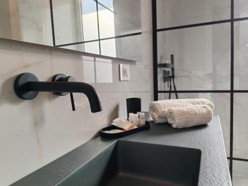 een badkamer met een wastafel en een handdoek op een aanrecht bij Etnea161 in Catania