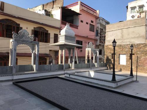 a courtyard with a fountain in front of a building at Madri Haveli in Udaipur