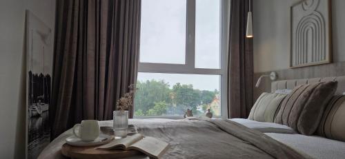 Postel nebo postele na pokoji v ubytování Apartament Giżycko Studio 51 z widokiem na park