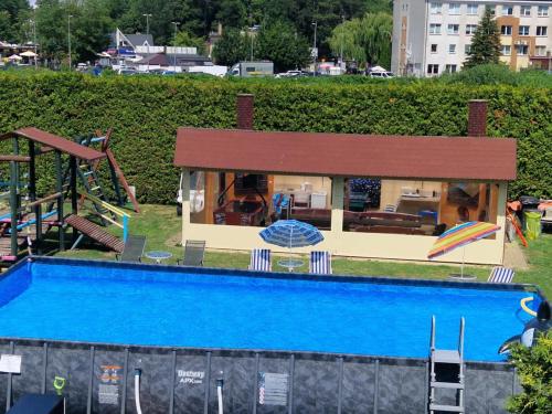 Bazén v ubytovaní VILLA DORA - CENTRUM, BASEN 5m x 10m, Plac zabaw, Parking alebo v jeho blízkosti