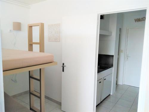 a small room with a bed and a kitchen at Le Cocon Alpin in Le Dévoluy