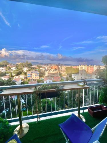un balcon avec des chaises et une vue sur la ville dans l'établissement A Studio at Nice Beach, à Nice
