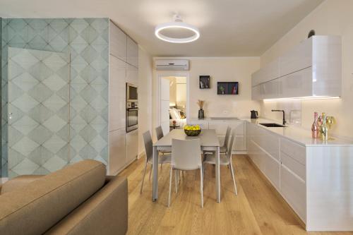 a kitchen and dining room with a table and chairs at WANDERLUST HOTEL - SUITE & SPA - APARTMENTS & VILLAS - Bardolino, Lago di Garda - Verona in Bardolino