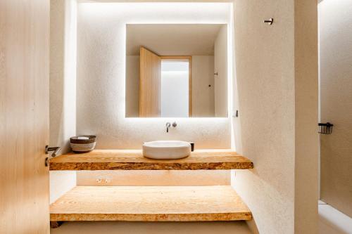 Ένα μπάνιο στο Melides Premium Villa With Pool by Homing