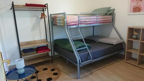 a room with two bunk beds in a room at Hébergement-Joli T3-70m2-Terrasse-Jardin in LʼEntre-Deux