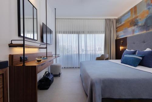 Postel nebo postele na pokoji v ubytování Caesar Premier Eilat Hotel