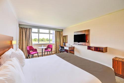 TV a/nebo společenská místnost v ubytování Dancenter Lux Resort London City M25