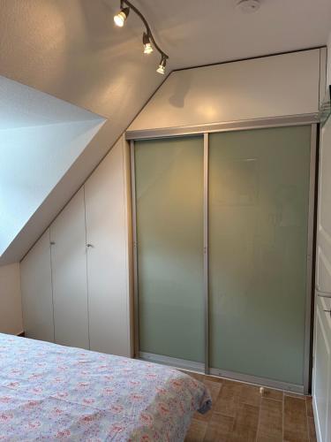a bedroom with white cabinets and a bed at Eastside am Kurpark in Timmendorfer Strand