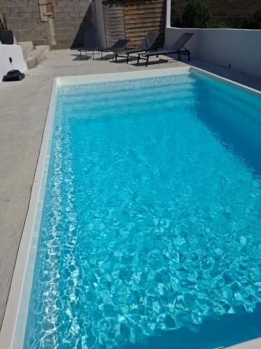 Kolam renang di atau dekat dengan Charmant appartement