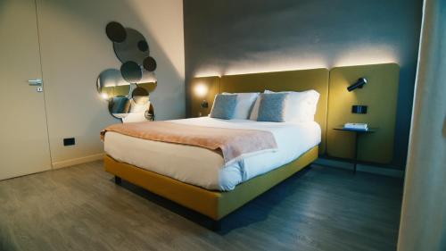 a bedroom with a large bed in a room at Hotel Mealba in Saronno