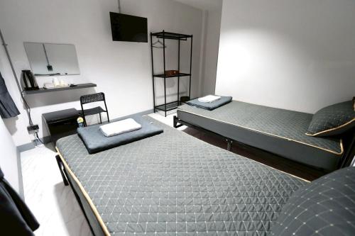 Ένα ή περισσότερα κρεβάτια σε δωμάτιο στο Sriintra Hotel